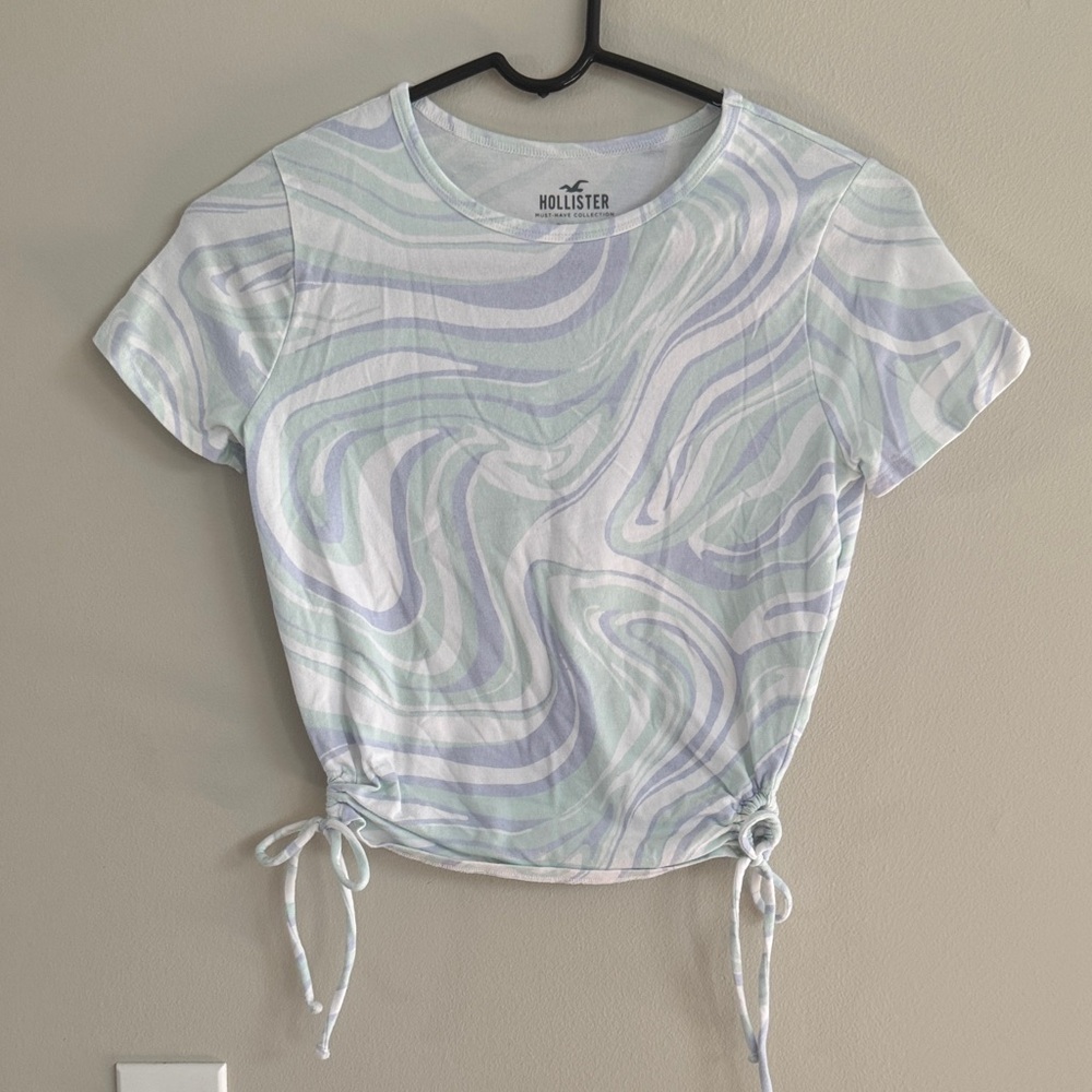 Hollister Women's Swirl Tee - Light Blue and White
